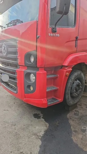 Vw. 19320 consteletion truck. 4 eixo. Bau 10 metros Ano 2010.