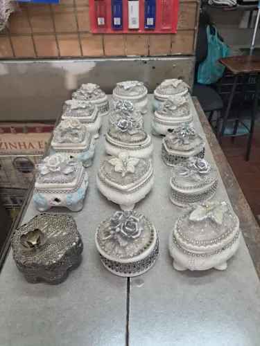 Lote c/ 14 caixinhas de porcelana