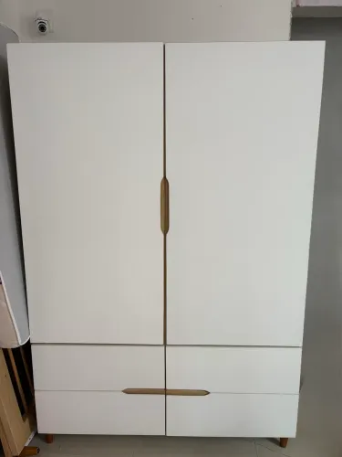 Guarda-Roupa Infantil 2 Portas + 4 Gavetas | Branco com Amadeirado | Excelente Estado