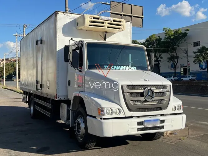 Caminhão Toco MB Atron 1319 2015 Baú Refrigerado Frigorífico