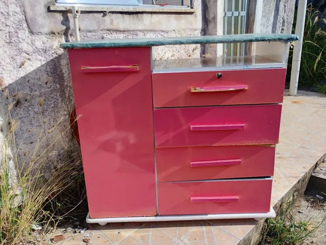 Vendo cômoda linda rosa com 4 gavetas e uma sapateira 