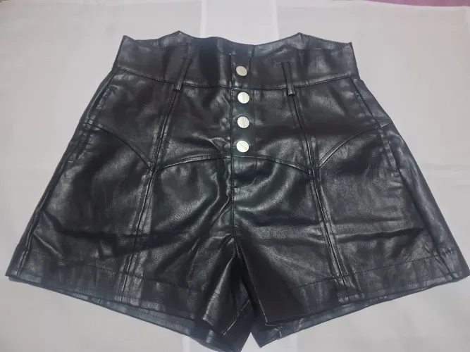 Short em couro
