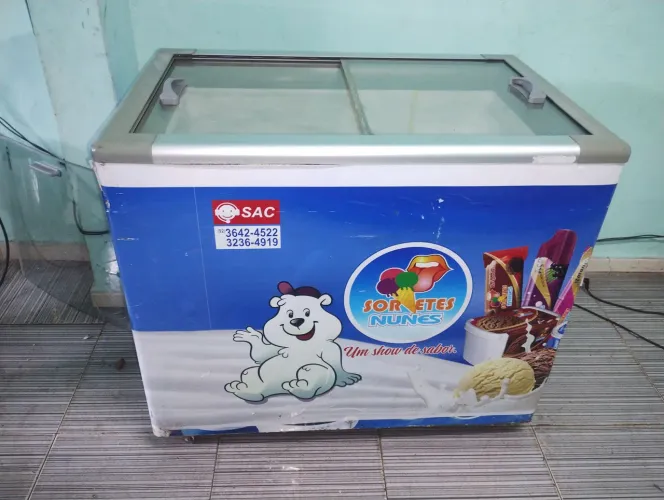 Vendo este freezer de vidro funcionando perfeitamente gelando muito bem