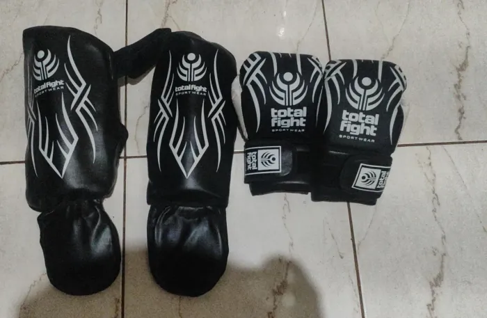 Kit Muay Thai / Kickboxing Total Fight (Caneleiras + Luvas) - Semi-novo