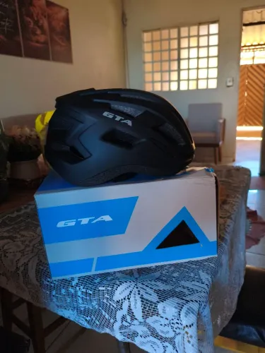 Capacete de ciclismo GTA com luz traseira, novo e sem defeito, nunca usado