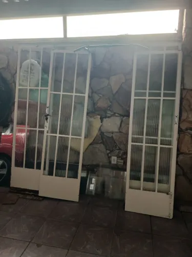 Vendo porta de ferro com trilho,vidros fixados. Medida 2,30 de largura por 2,20 de altura