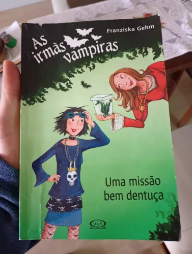 Livro As Irmãs Vampiras: Uma Missão Bem Dentuça (Usado)