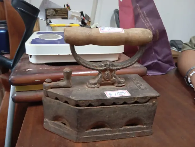 Ferro de passar roupa a brasa. Antigo ferro fundido marca Tamoio.
