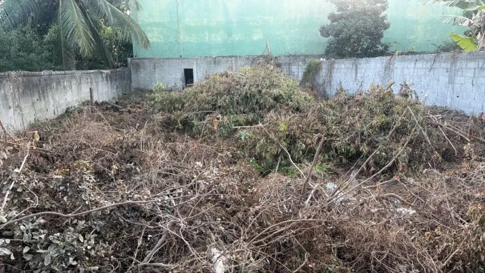 Terreno 365m² todo murado com portão.
