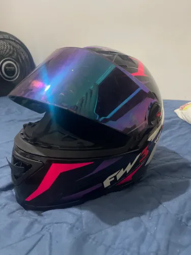 Capacete usado duas vezes sem marcas de uso