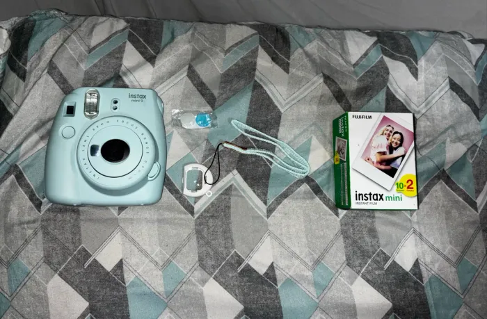 Instax Mini 9 Azul + Pack de Filme Instax Mini (20 Fotos)