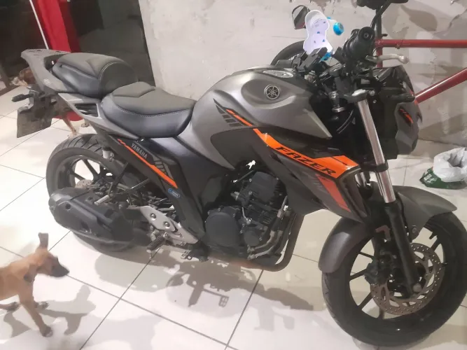 Fz 25 moto impecável
