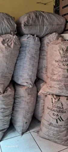 Vende se carvão de qualidade saco de 5 lata so 45 reaes