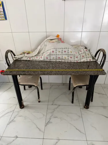 Vendo mesa com tampão de granito + 6 cadeiras.