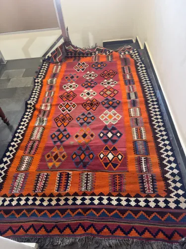 tapete estilo Kilim Ghalmori afegão, tecido à mão com lã e padrões geométricos.