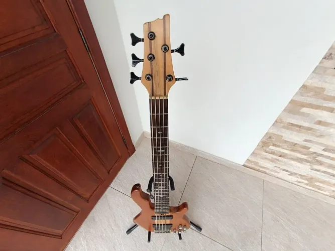 Baixo de luthier 10 x de R$225,00, sem juros 