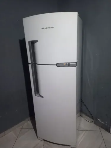 Vendo geladeira Brastemp Frost Free 380 litros funcionando perfeitamente valor 900 reais.