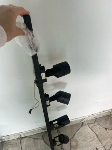 Luminária industrial preta com 4 lâmpadas