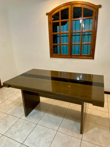 Mesa de jantar sem cadeiras