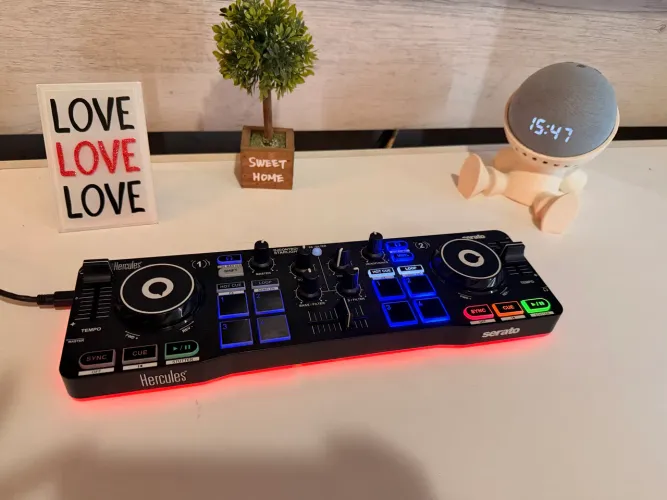 Eleve suas mixagens com a Controladora Hercules DJControl Starlight.