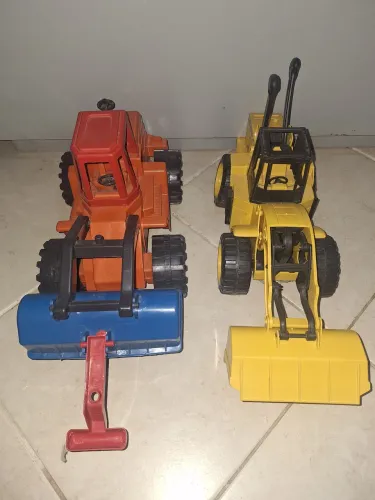 2 Trator em ótimo estado. 