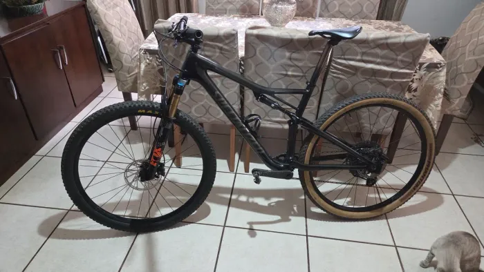 Specialized epic comp full carbon, fox 34 factory kashima