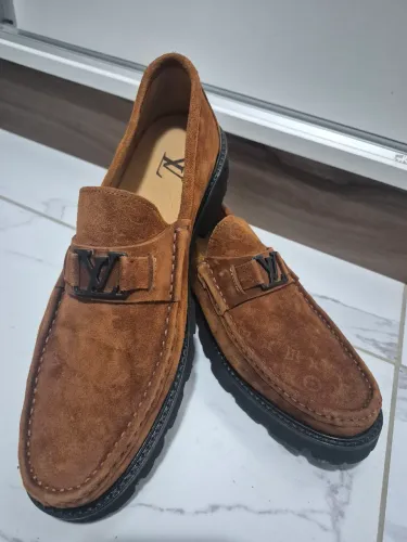 SAPATO EM CAMURÇA LUIS VUITTON 