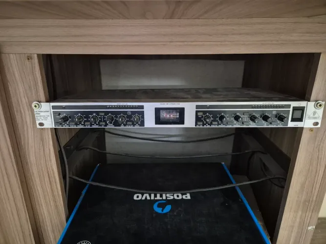 Ultragain Pro Behringer valvulado
