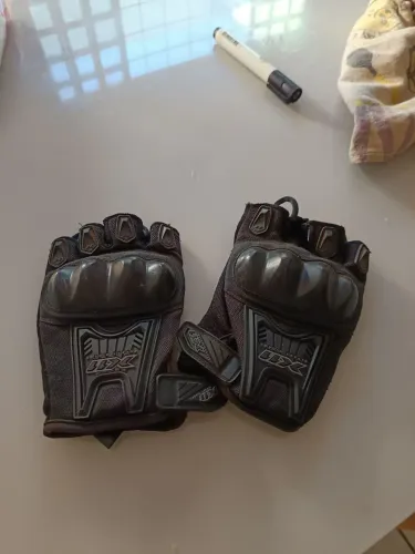 Luva para motociclista usada