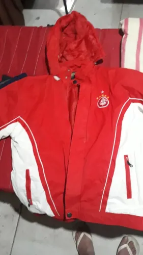Jaqueta clássica do Inter em nylon, com capuz.
