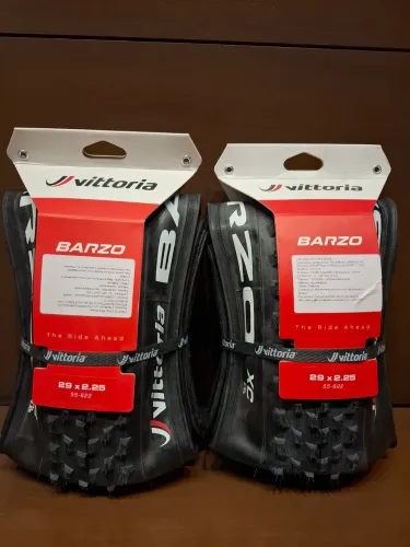 Par de pneus 29 Vittoria Barzo 2.25 Tubeless + 2 selante Squirt 120ml