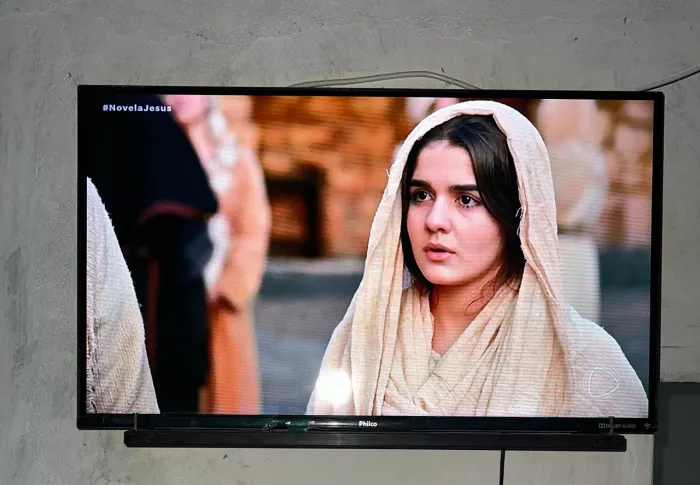 TV 32 polegadas ainda com plástico conservada