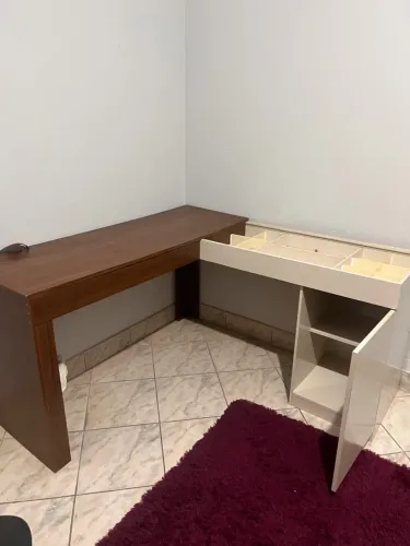 Vendo escrivaninha/ penteadeira com cadeira