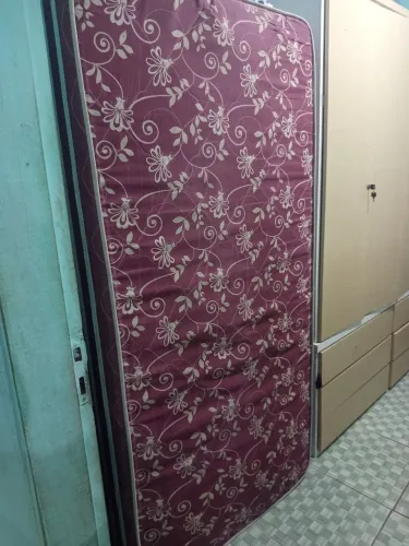 Cama box solteirão pouco tempo de uso perfeito estado contém os pés completa!