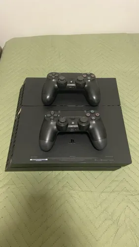 Vendo PlayStation 4 + 2 controles