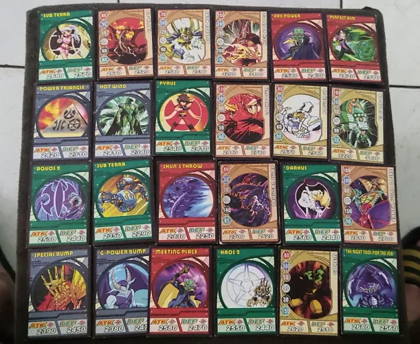 24 cartas Bakugan card game antiga em perfeito estado!