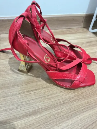 Salto Carmen Steffens Vermelho com Salto Dourado
