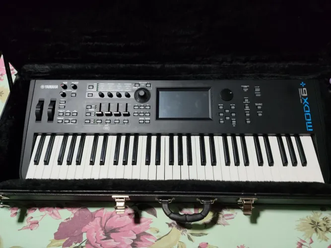 Teclado sinthetizador Yamaha modx+ com packs de timbres (usado)<br>