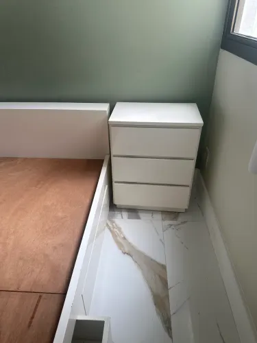 Cama casal com criados mudos