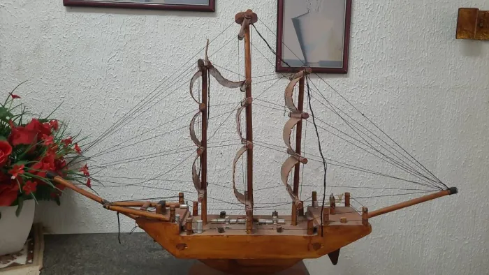 Barco a vela de madeira para decoração  feito a mão 