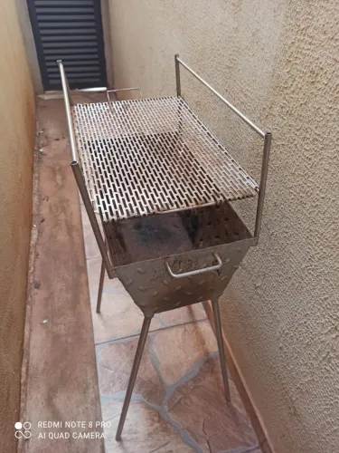 Churrasqueira portátil em aço inox 