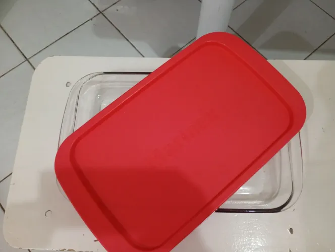TRAVESSA DE VIDRO COM TAMPA DA MARCA MARINEX