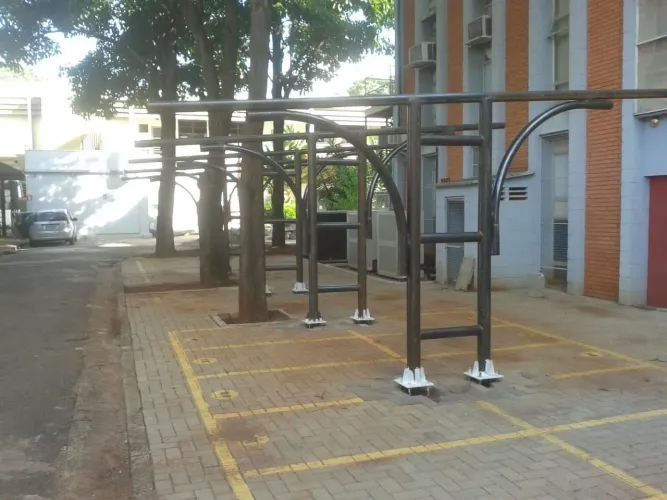 Cobertura de estacionamento de motos e bicicletas. 