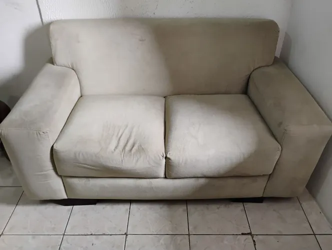 Sofá de dois lugares cinza