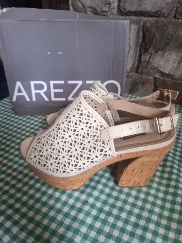 Sandália Arezzo com salto em cortiça