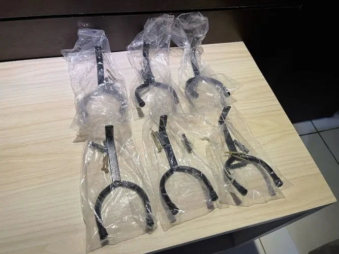 Suporte de parede para instrumentos já com buchas e parafusos fácil instalação 