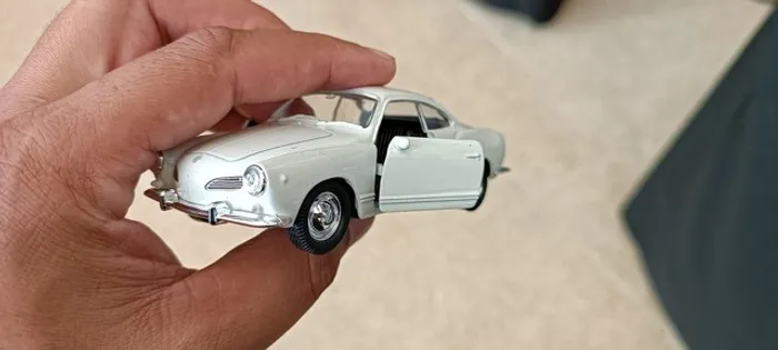 Miniatura de coleção. Carrinho Volkswagen Karmann Guia