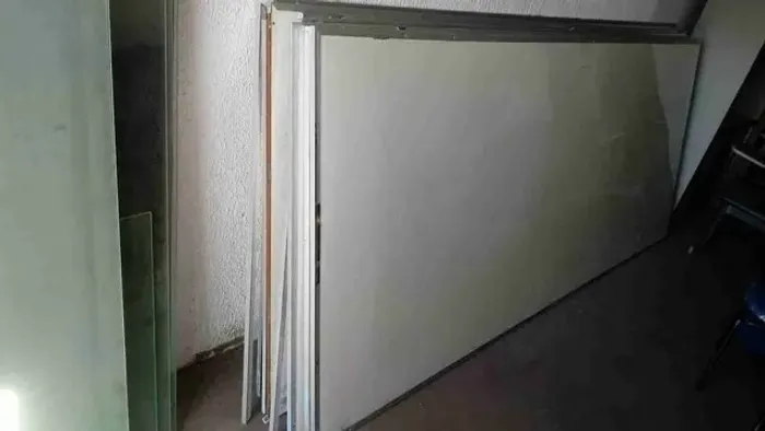 Quadro lousa branca com 1,20m x 2,40m, bordas alumínio, bom estado. E outros."