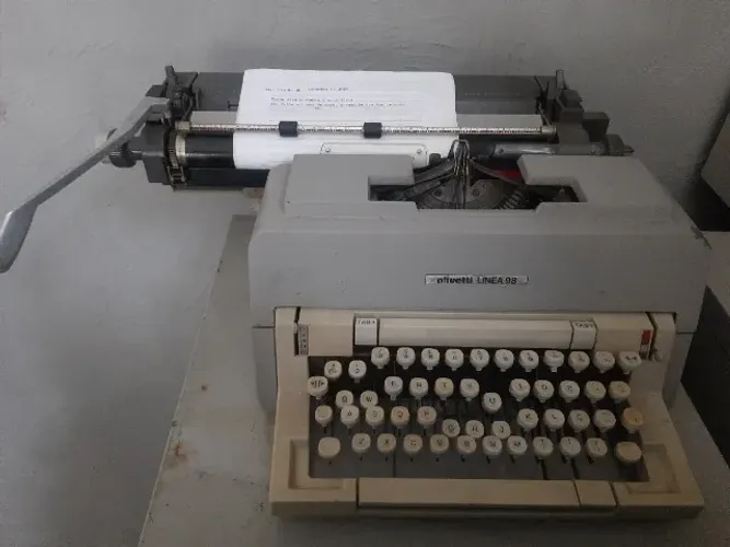 Máquina de escrever Olivetti Linea 98