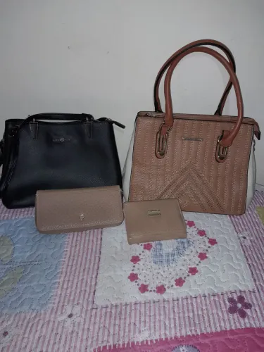 Bolsa de ombro e carteiras